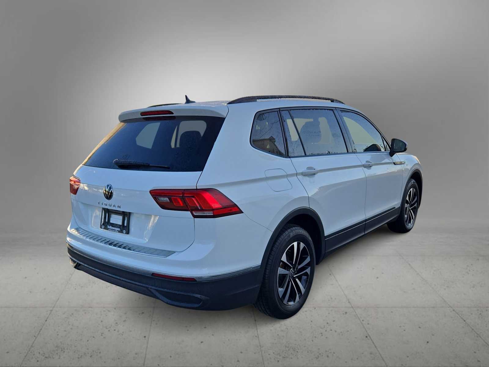 Thumbnail: 2023 Volkswagen Tiguan - 8