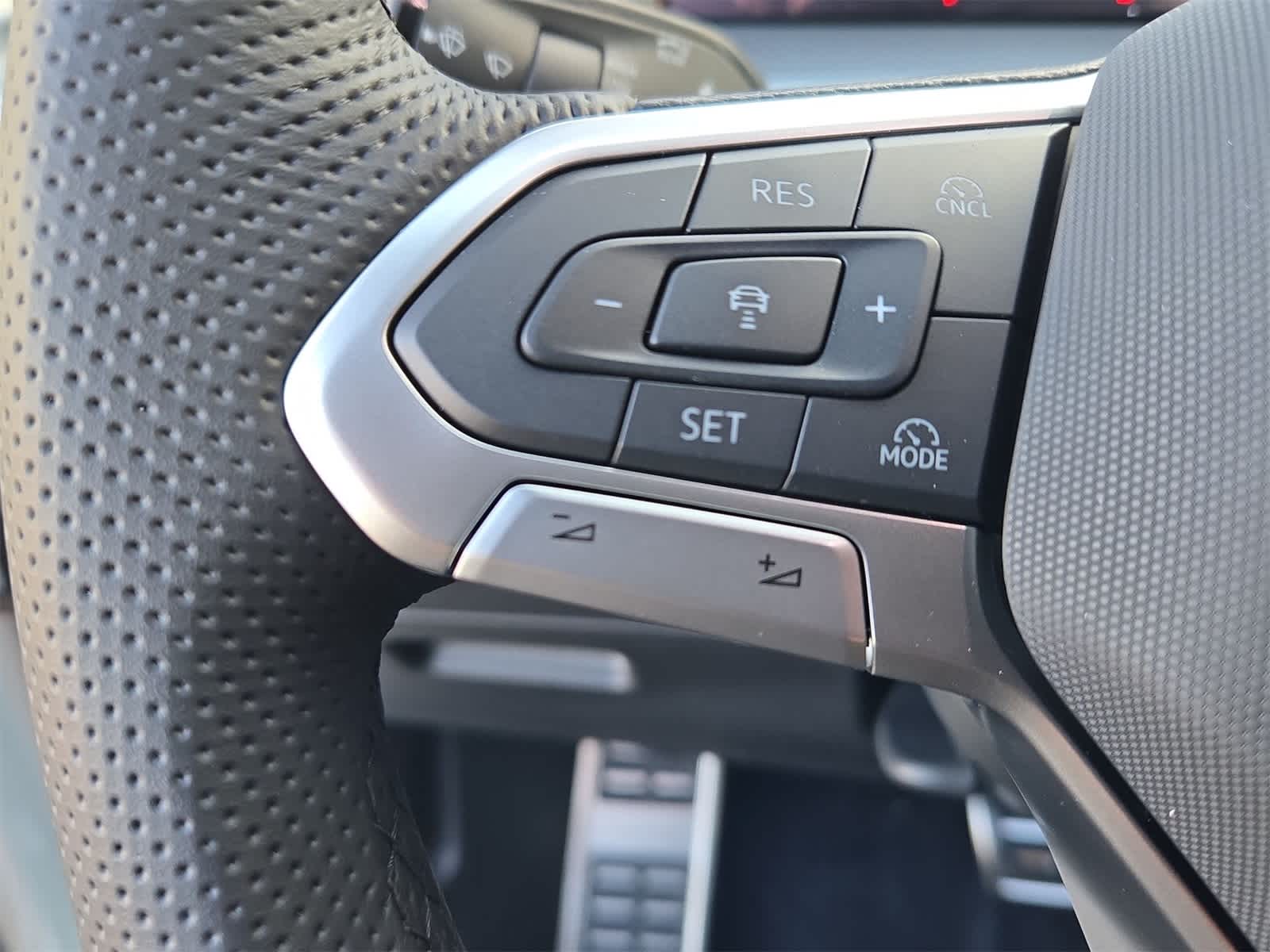 Thumbnail: 2025 Volkswagen Tiguan - 24