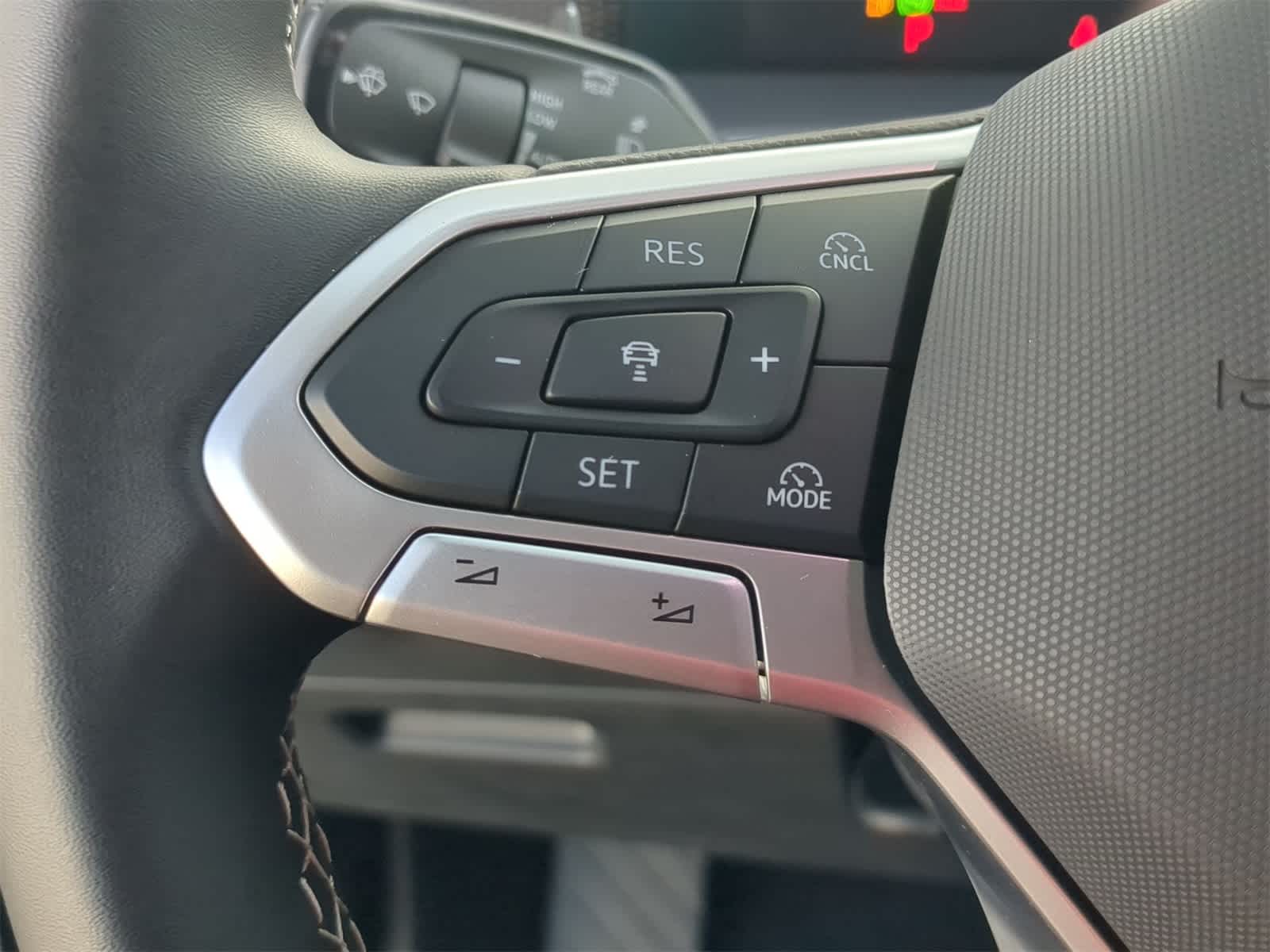 Thumbnail: 2025 Volkswagen Tiguan - 24