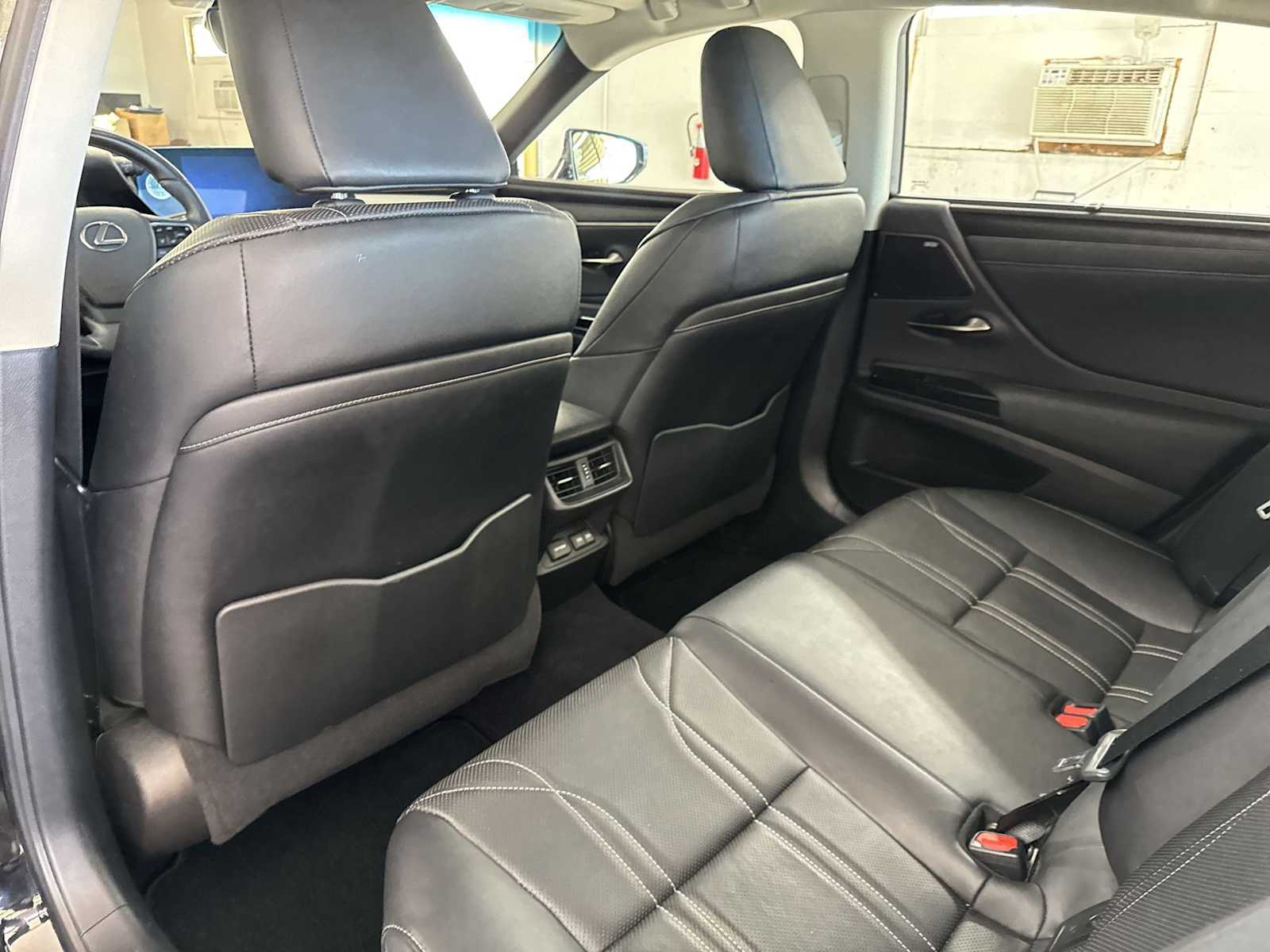 Thumbnail: 2022 Lexus ES - 17