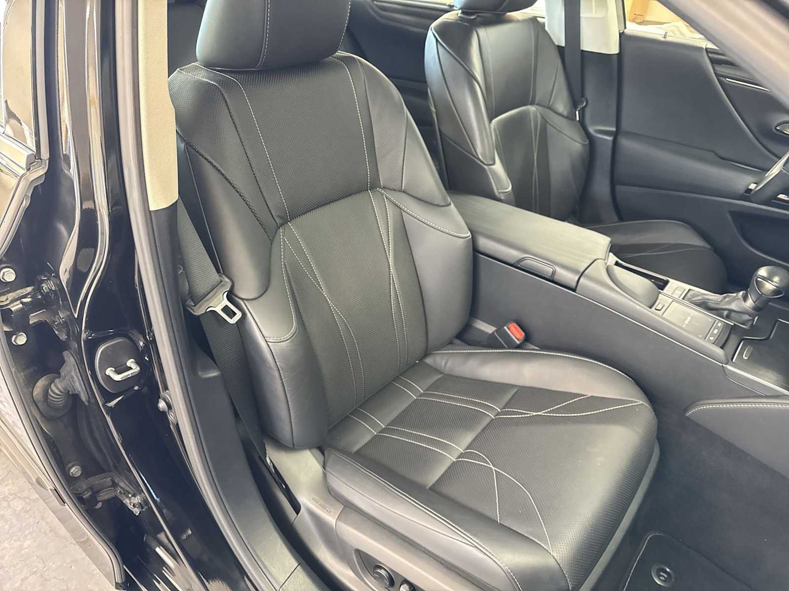 Thumbnail: 2022 Lexus ES - 20