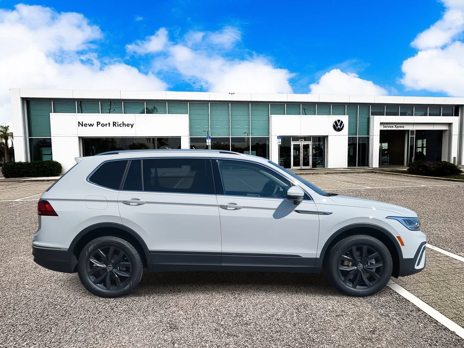 Thumbnail: 2024 Volkswagen Tiguan - 8