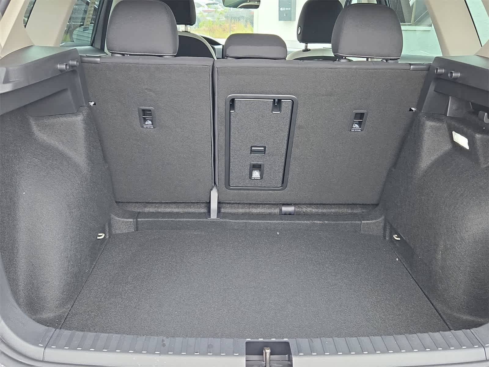 Thumbnail: 2025 Volkswagen Taos - 32