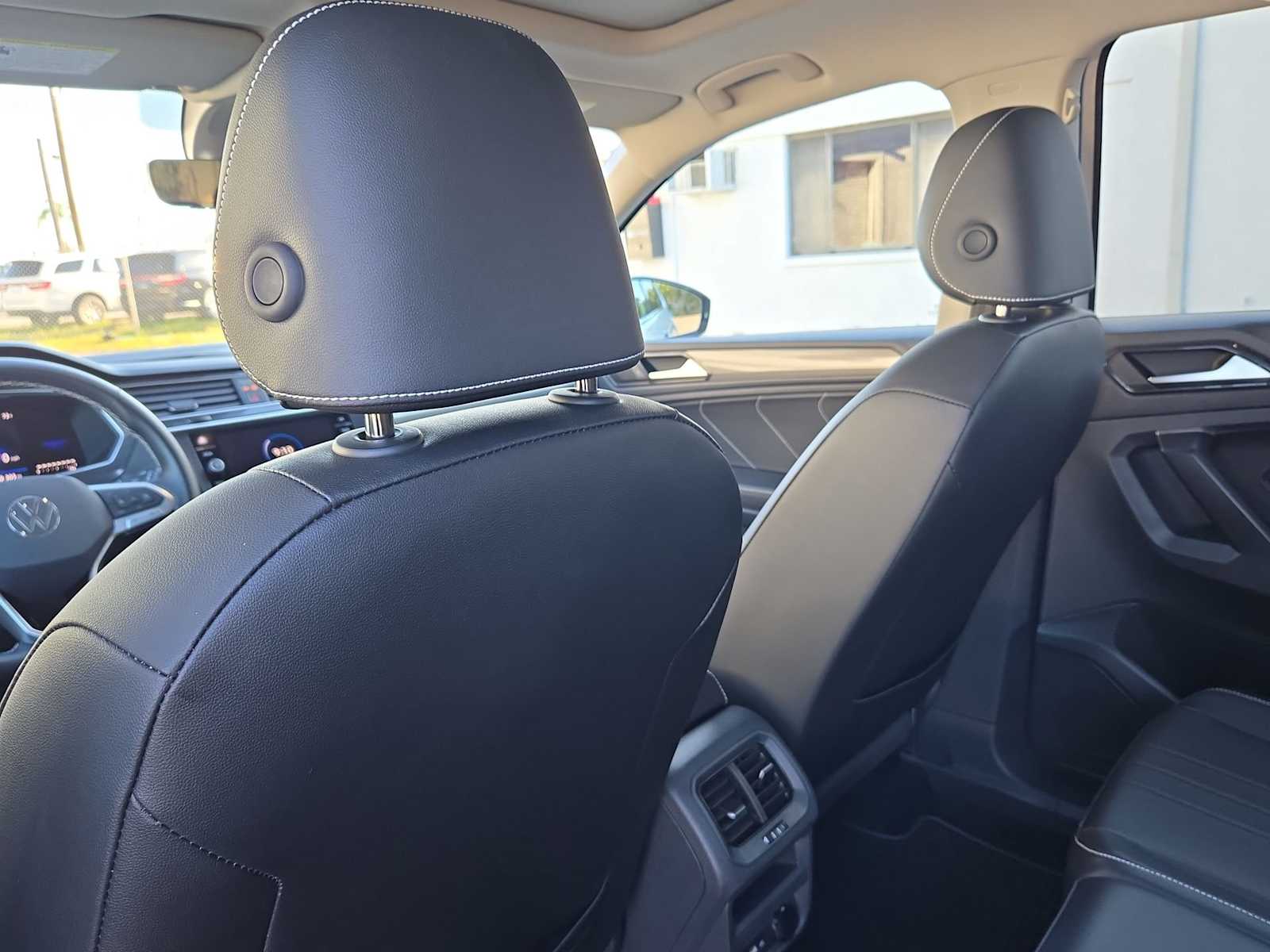 Thumbnail: 2024 Volkswagen Tiguan - 18