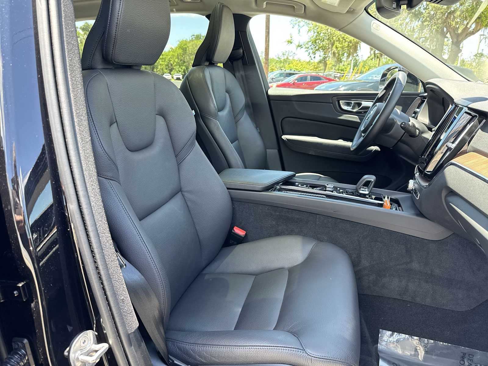 Thumbnail: 2022 Volvo XC60 - 26