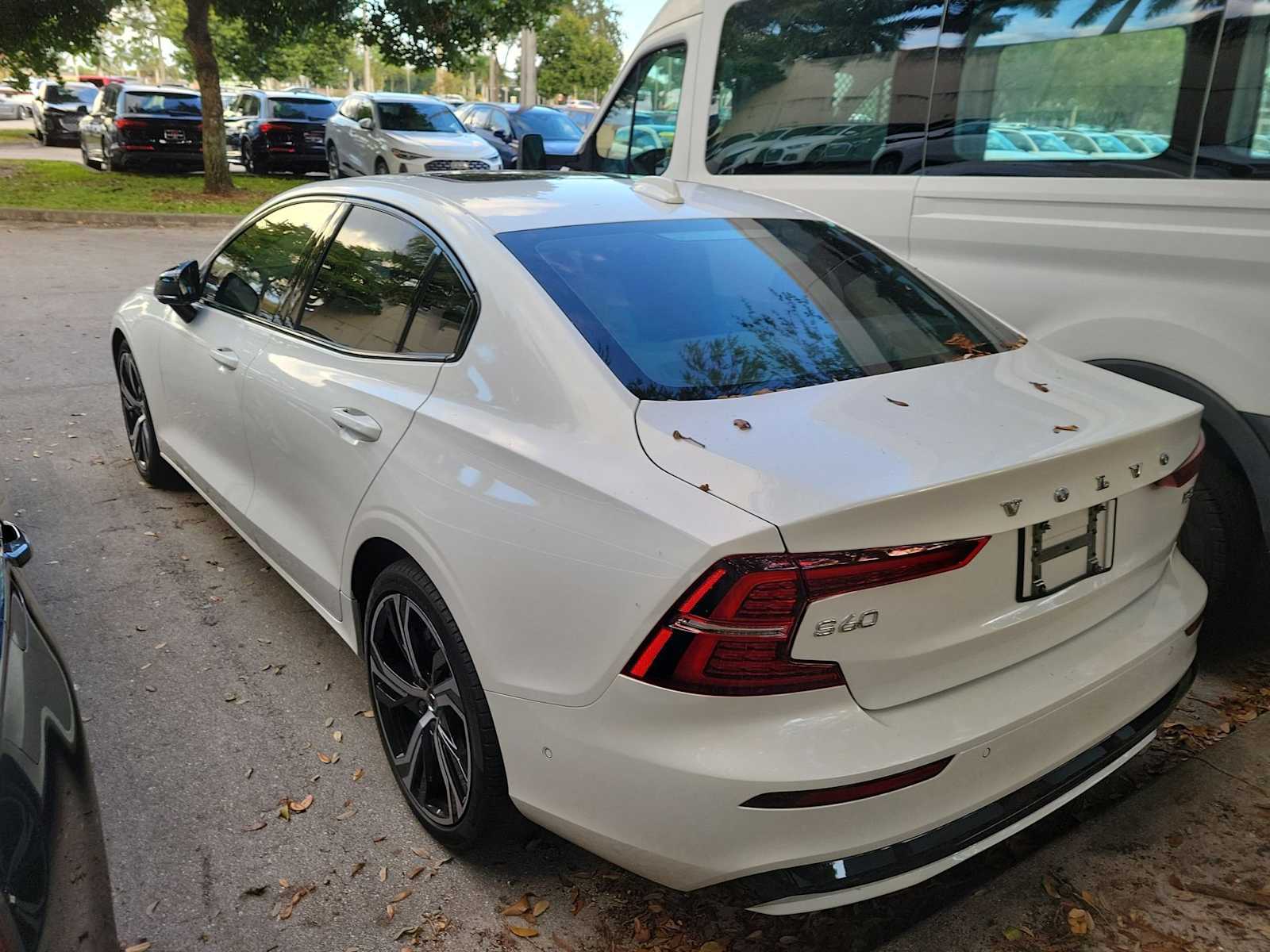 Thumbnail: 2023 Volvo S60 - 16