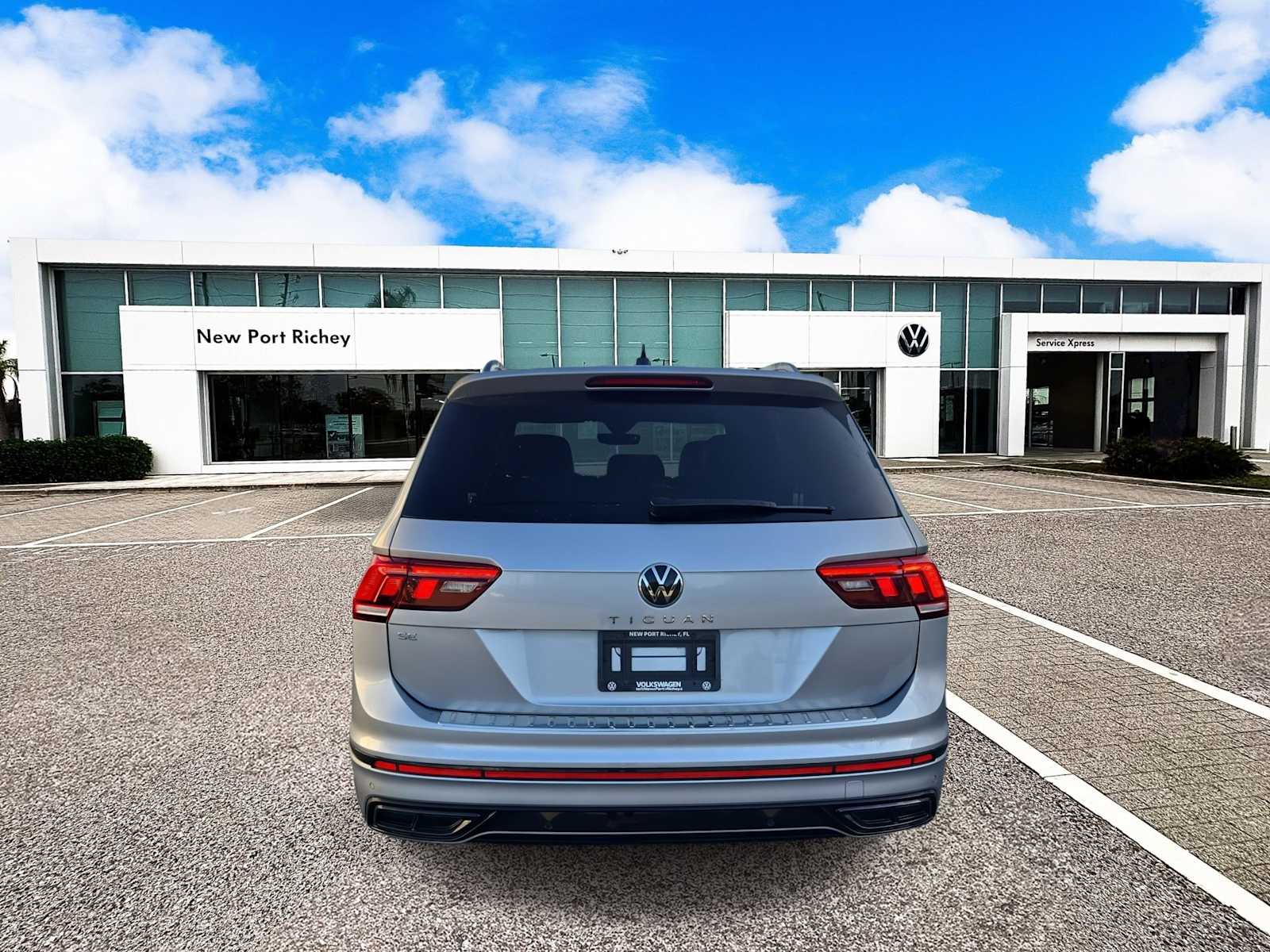 Thumbnail: 2023 Volkswagen Tiguan - 7