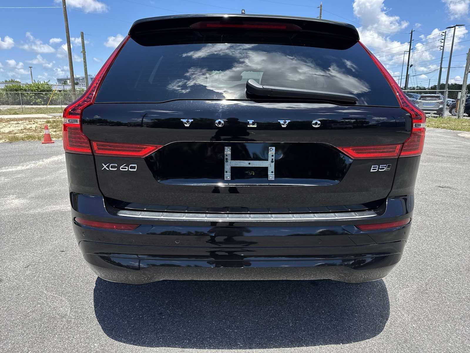 Thumbnail: 2022 Volvo XC60 - 6