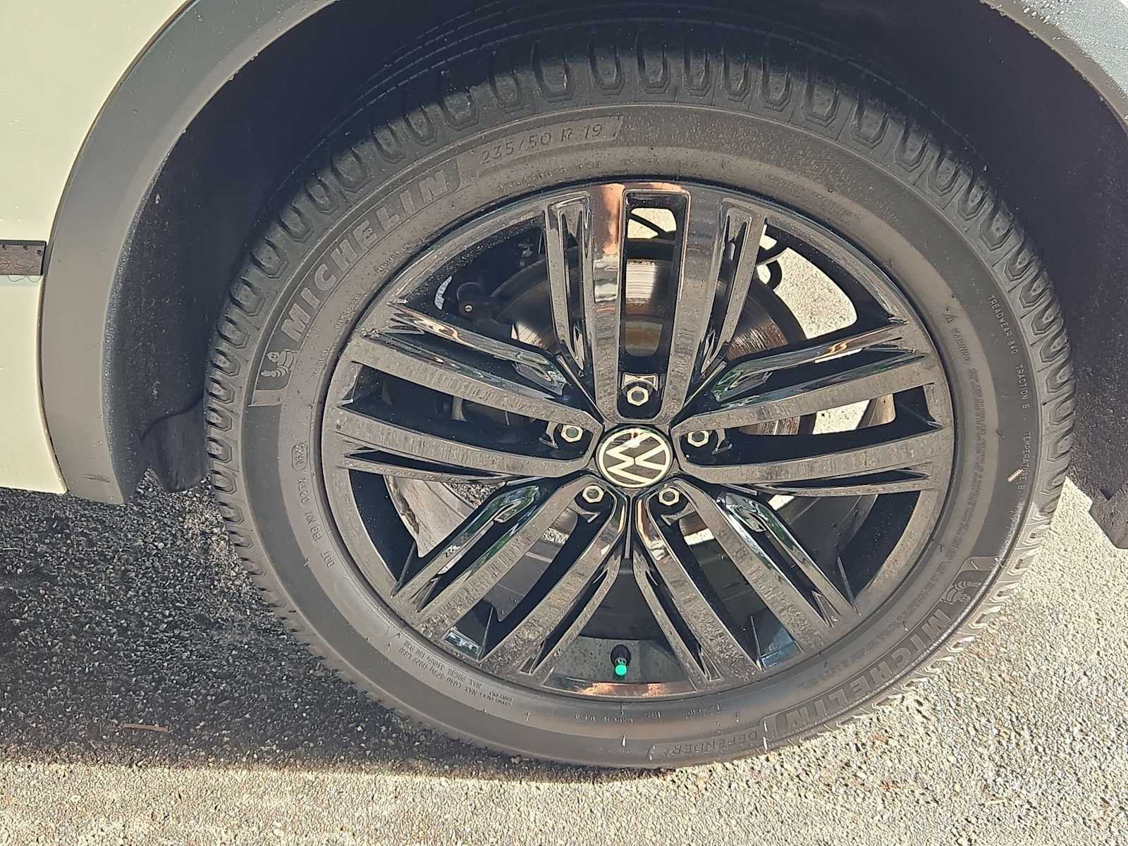 Thumbnail: 2022 Volkswagen Tiguan - 14