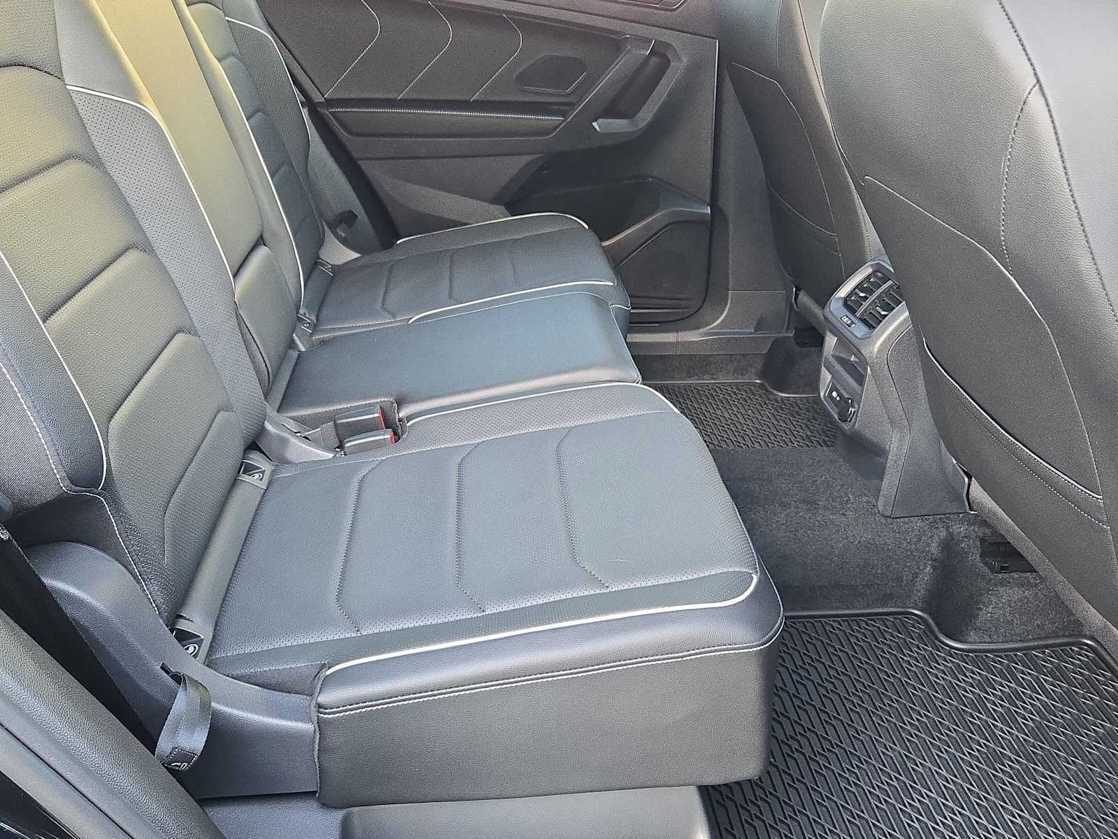 Thumbnail: 2023 Volkswagen Tiguan - 19