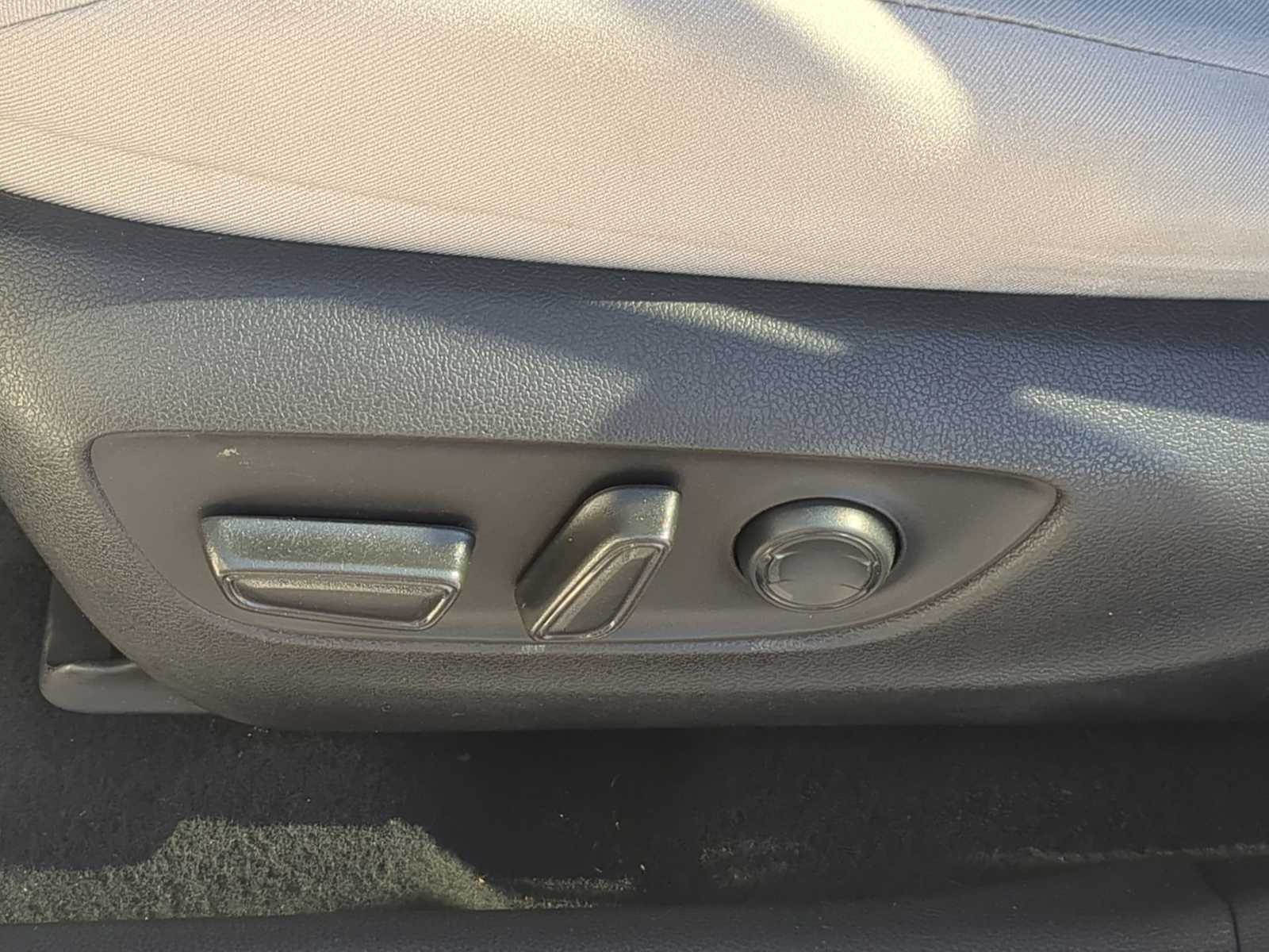 Thumbnail: 2022 Toyota RAV4 - 18