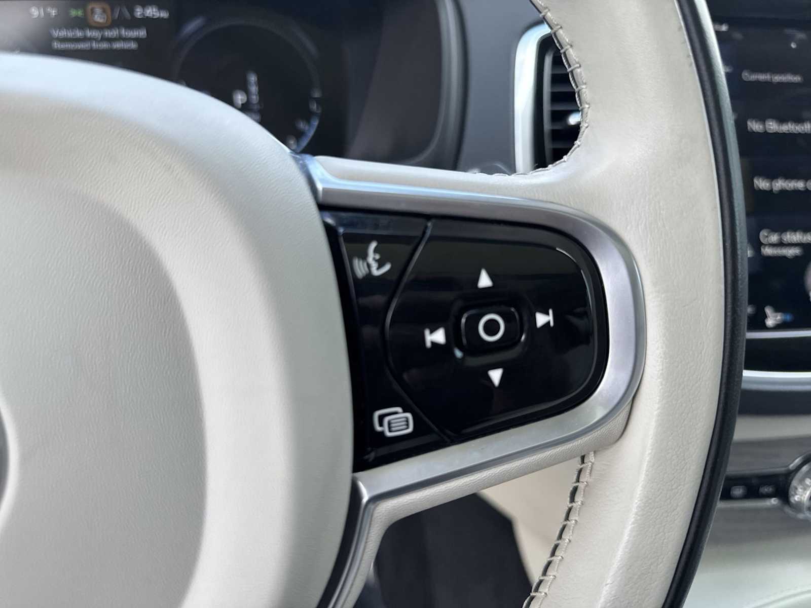 Thumbnail: 2022 Volvo XC90 - 24