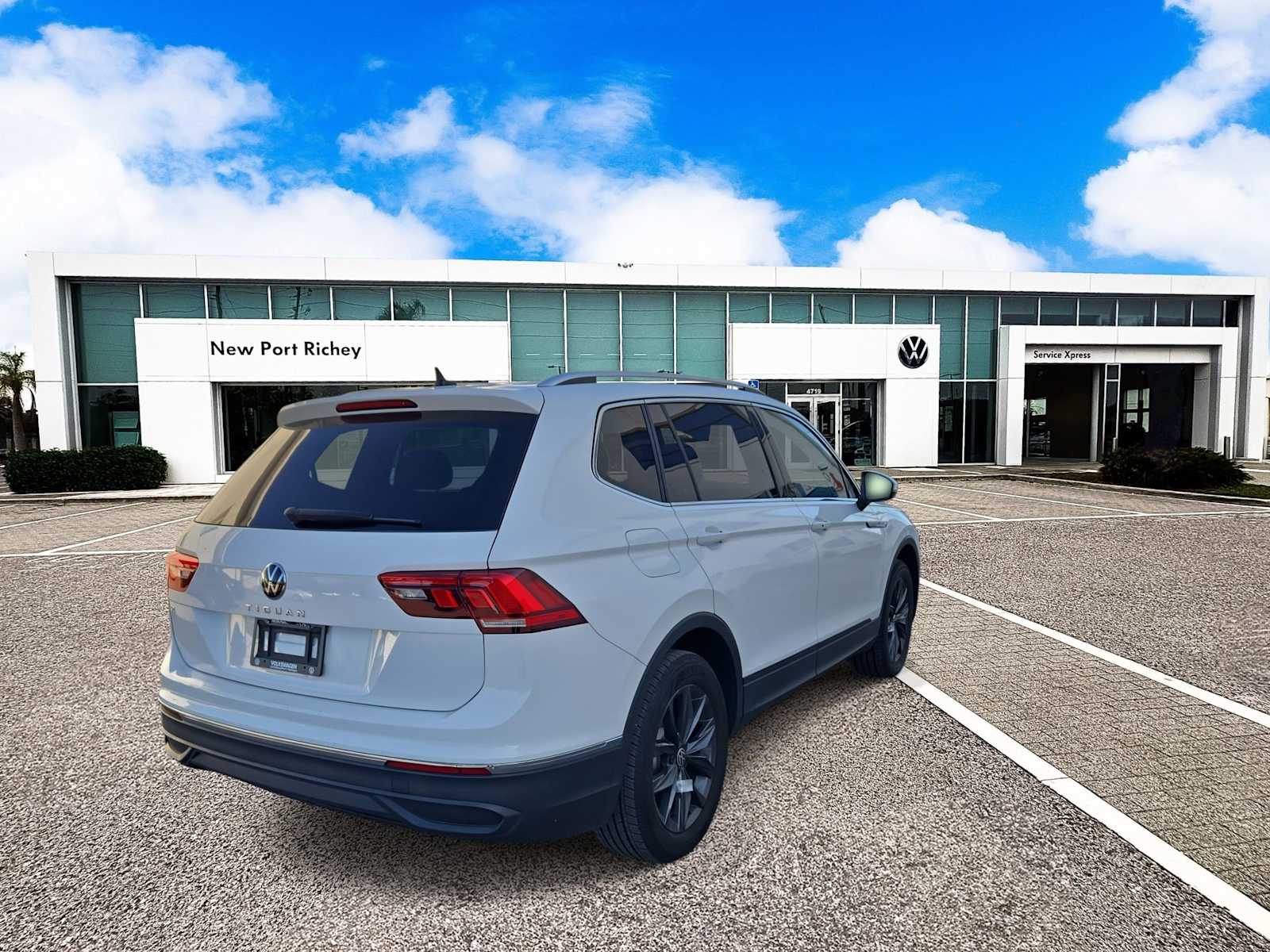 Thumbnail: 2022 Volkswagen Tiguan - 8