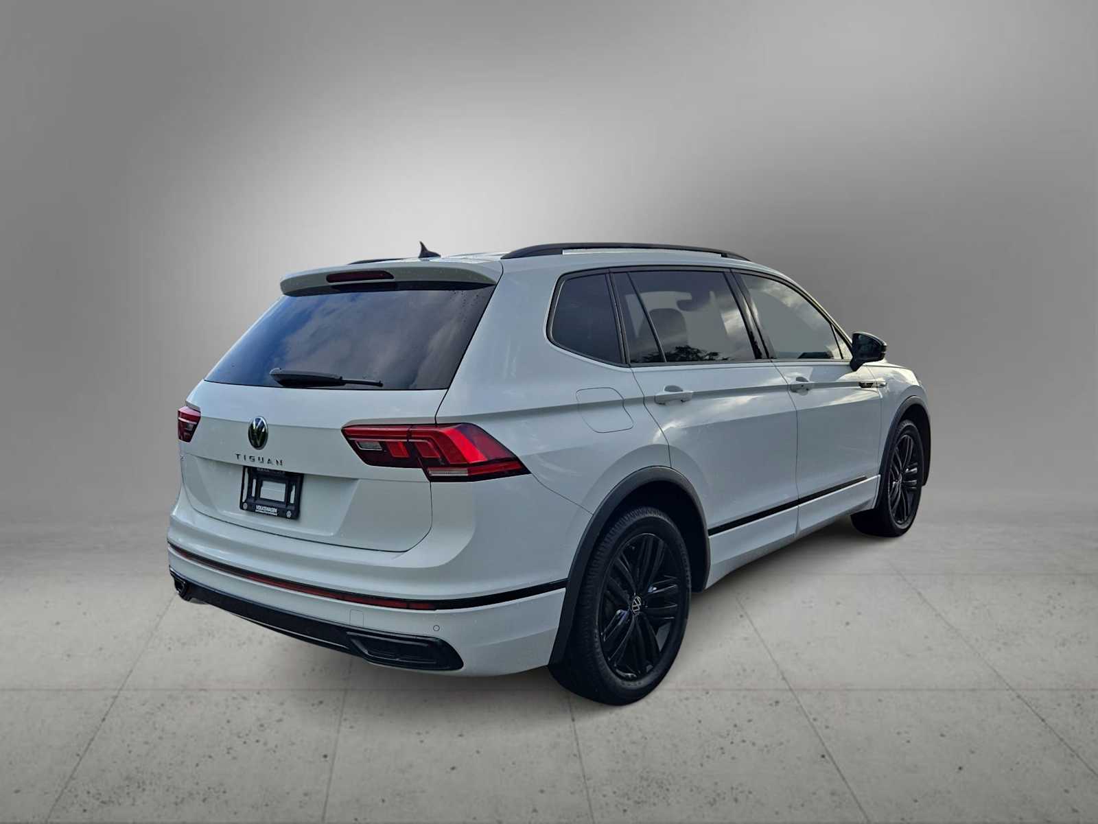 Thumbnail: 2022 Volkswagen Tiguan - 8