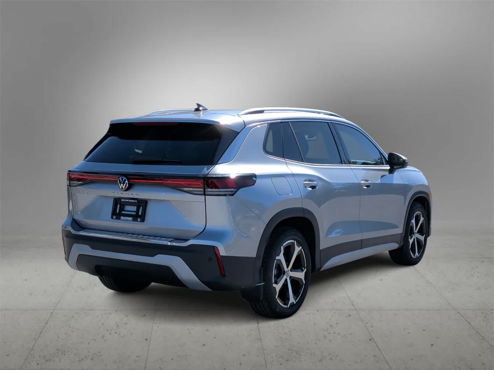 Thumbnail: 2025 Volkswagen Tiguan - 8