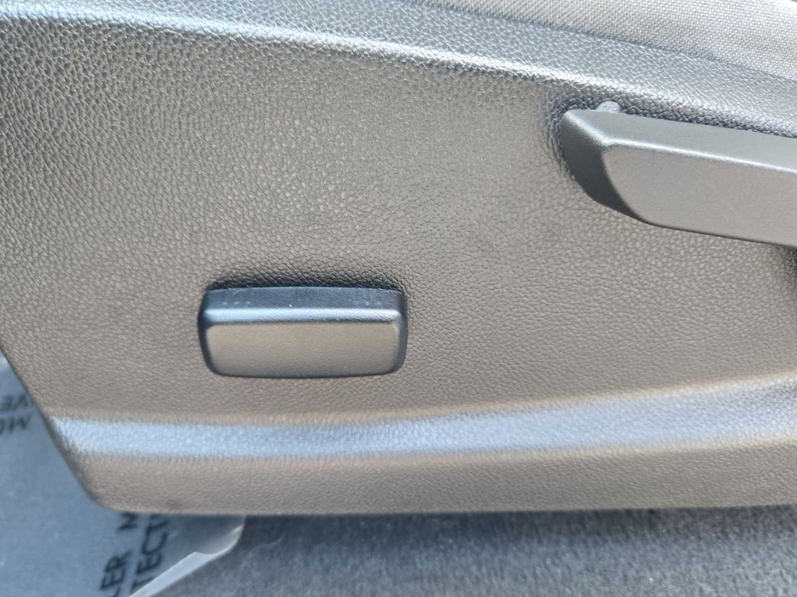 Thumbnail: 2022 Chevrolet Colorado - 17