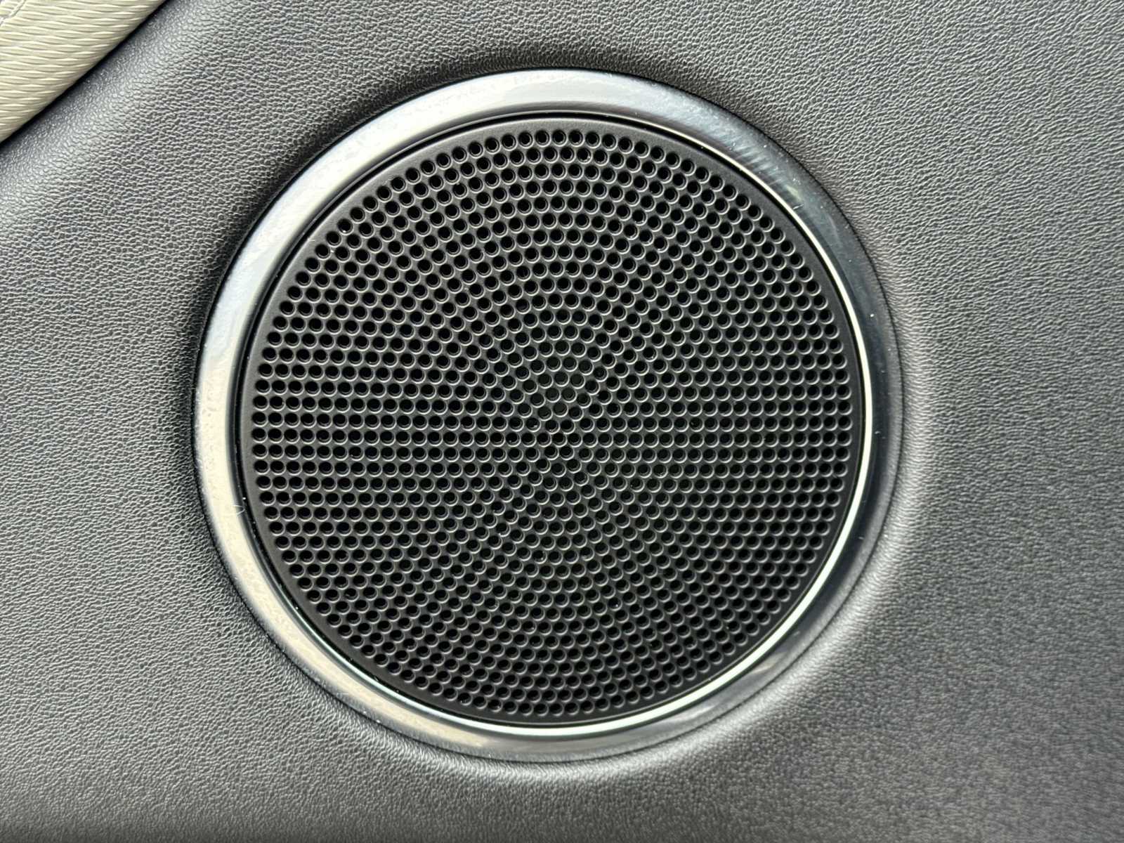 Thumbnail: 2022 Land Rover Discovery Sport - 29