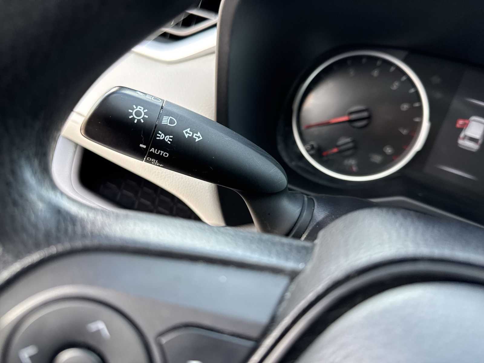 Thumbnail: 2022 Toyota RAV4 - 25