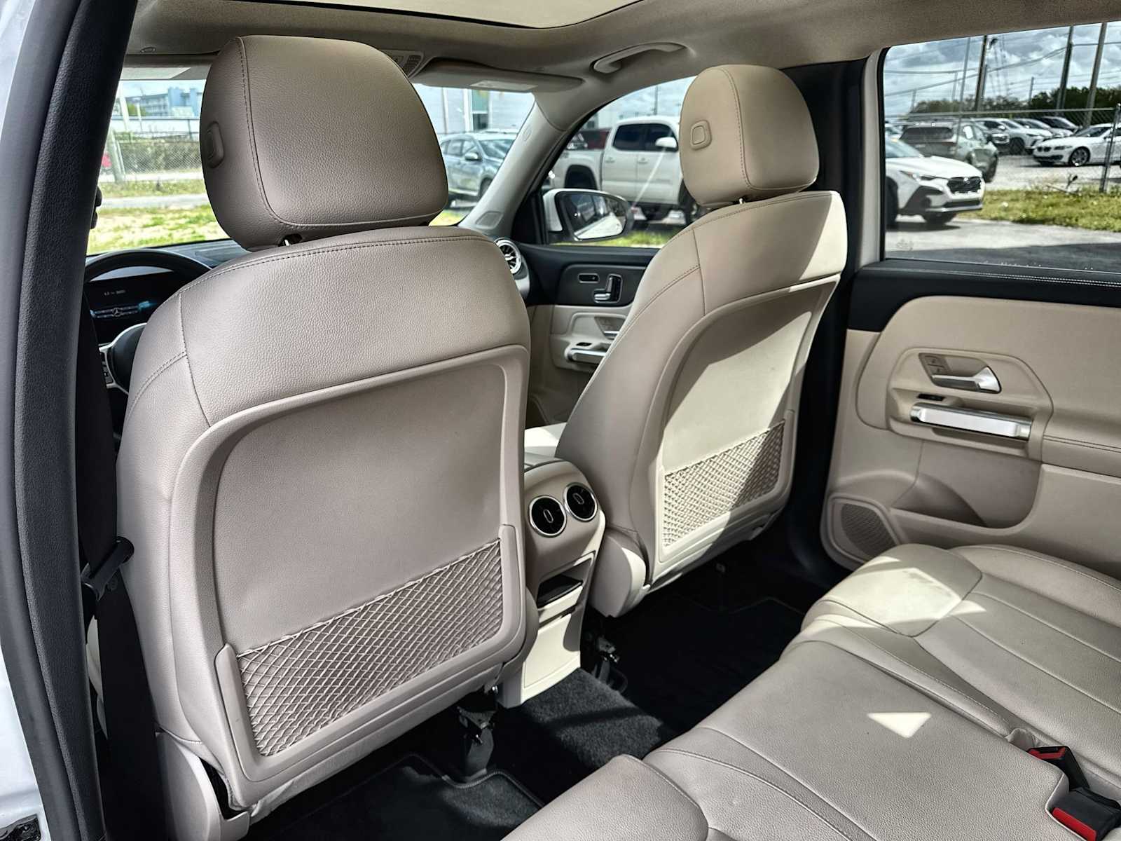 Thumbnail: 2022 Mercedes-Benz GLB - 18