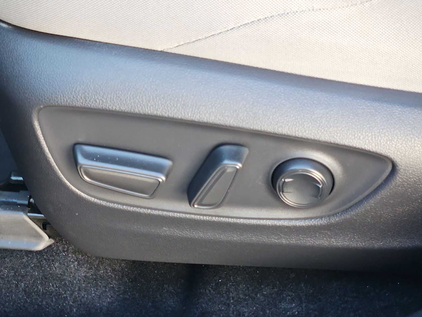 Thumbnail: 2023 Toyota Venza - 18