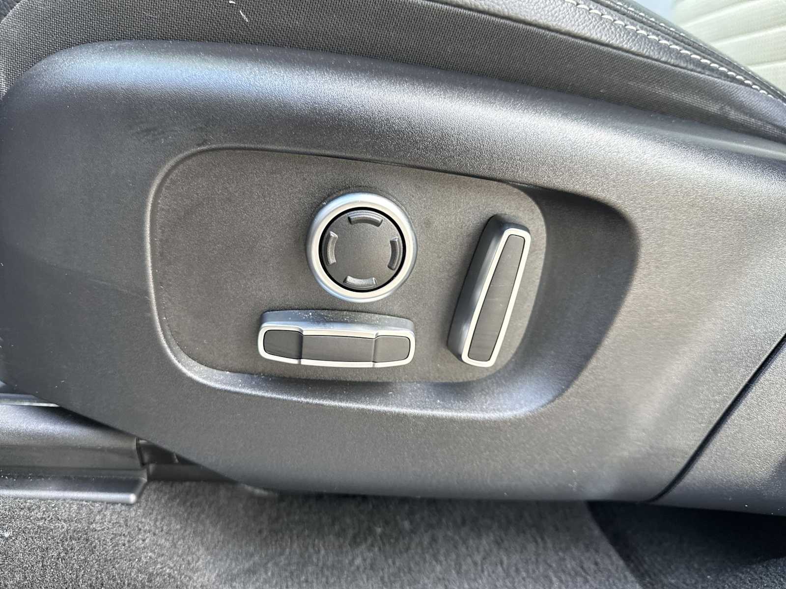 Thumbnail: 2022 Land Rover Discovery Sport - 16