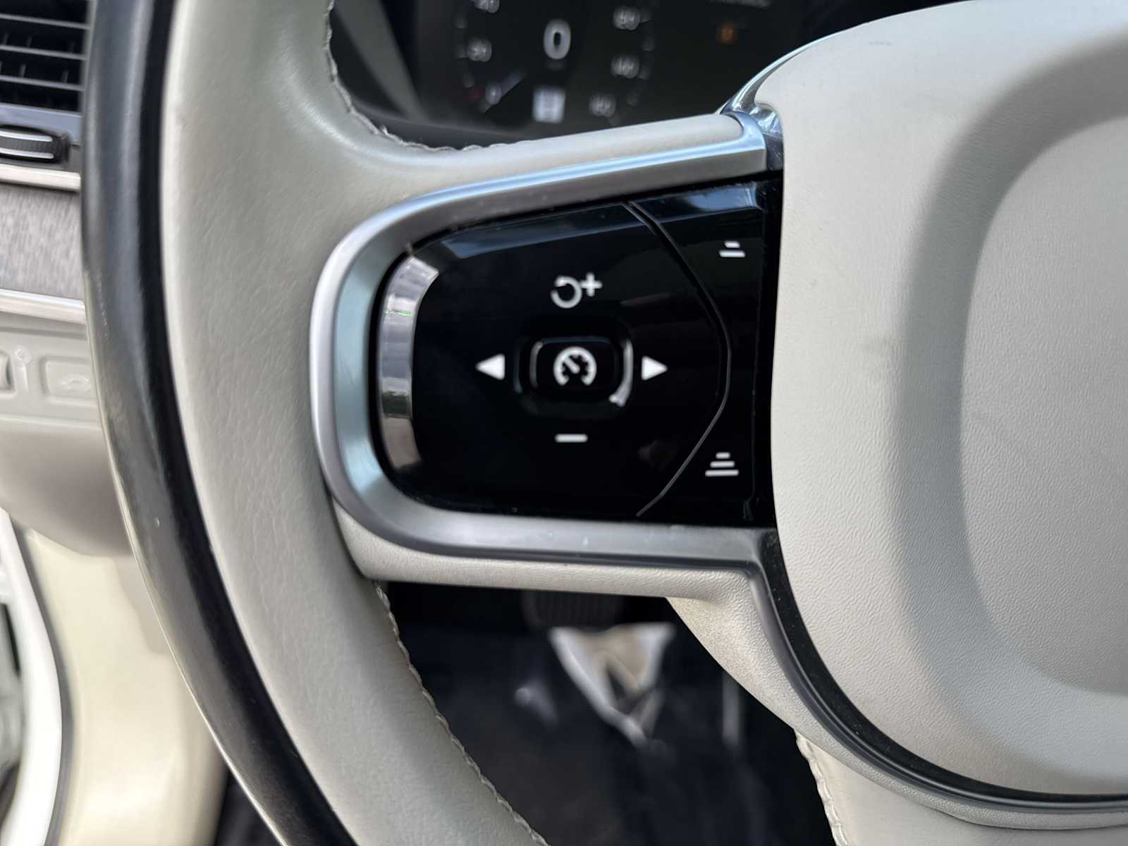 Thumbnail: 2022 Volvo XC90 - 23