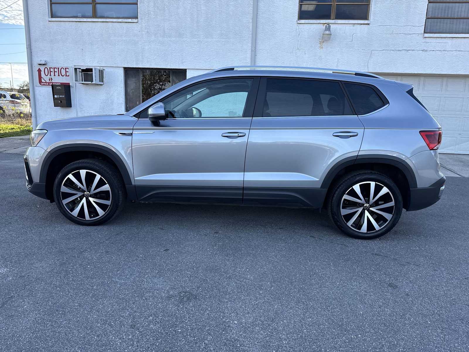 Thumbnail: 2022 Volkswagen Taos - 3