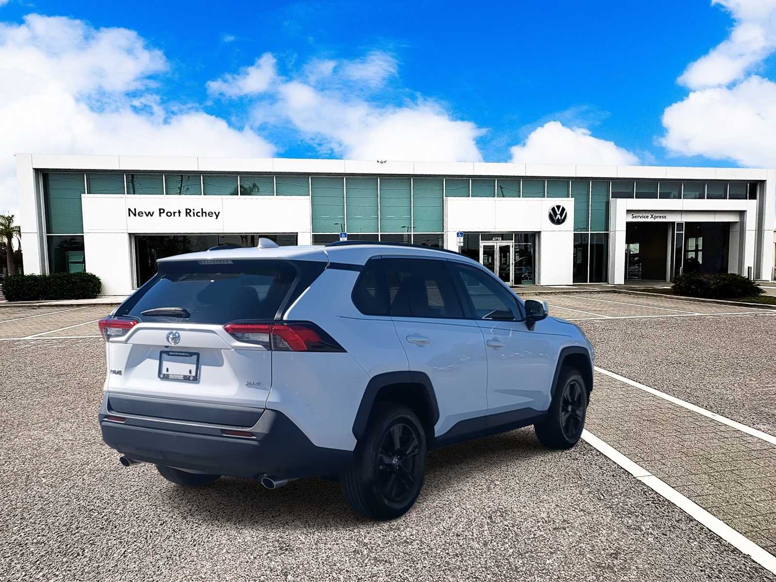 Thumbnail: 2022 Toyota RAV4 - 8