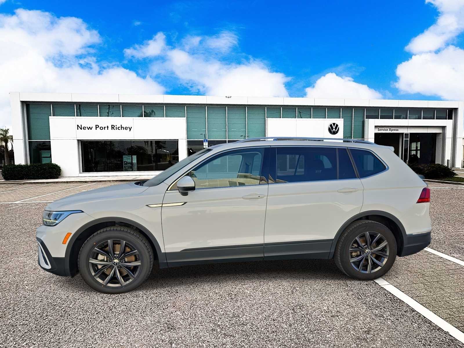 Thumbnail: 2022 Volkswagen Tiguan - 5