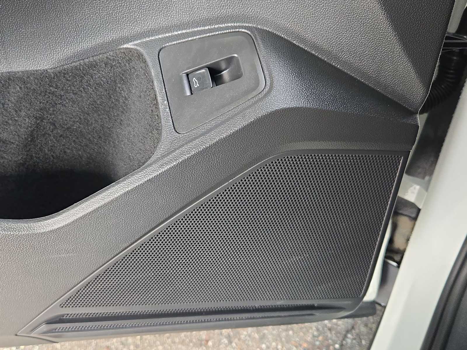 Thumbnail: 2022 Volkswagen Tiguan - 30