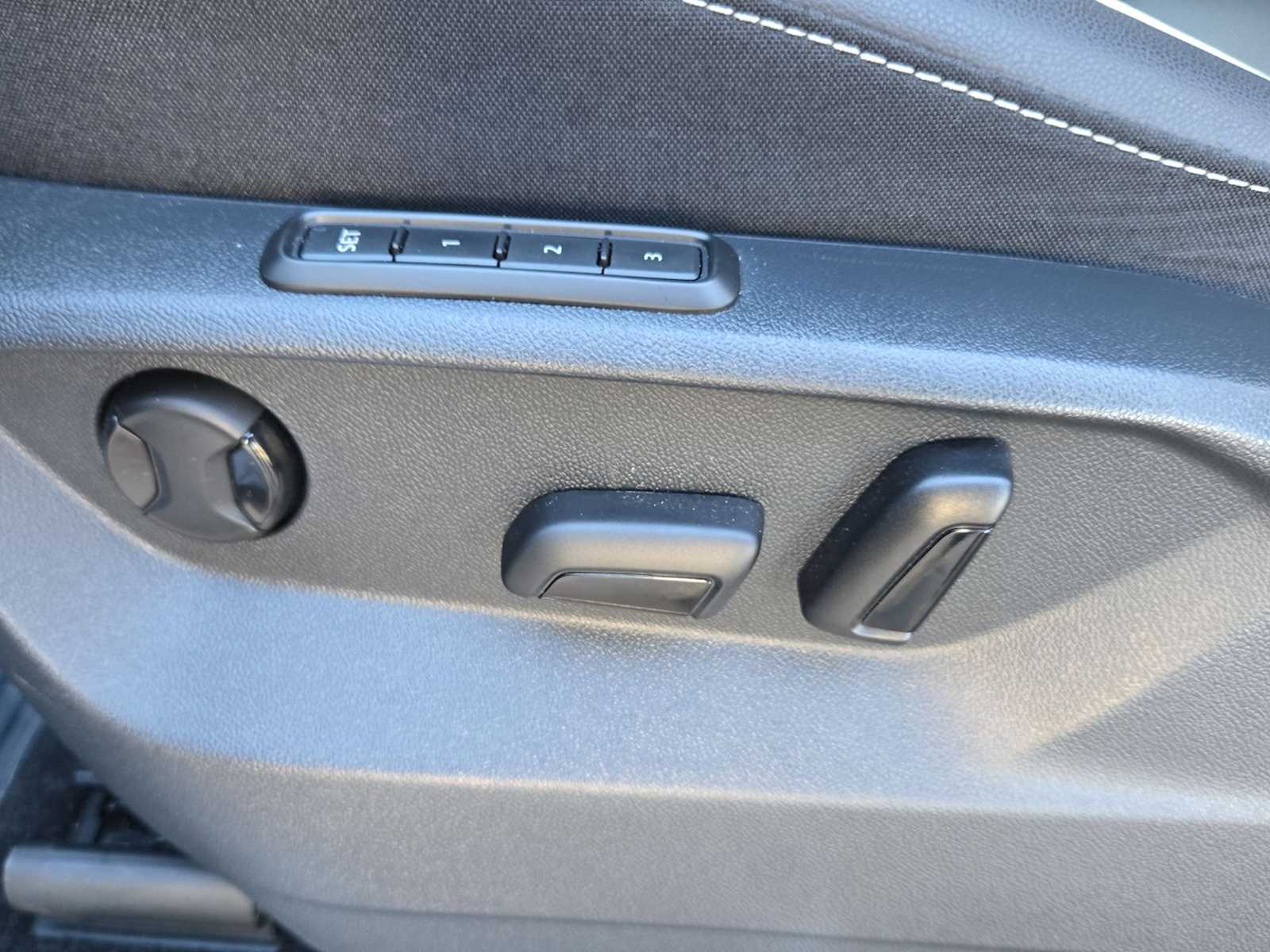 Thumbnail: 2023 Volkswagen Tiguan - 17