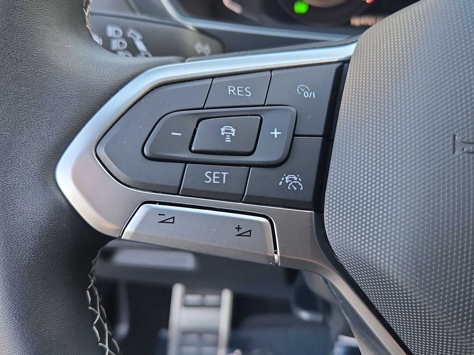 Thumbnail: 2023 Volkswagen Tiguan - 22