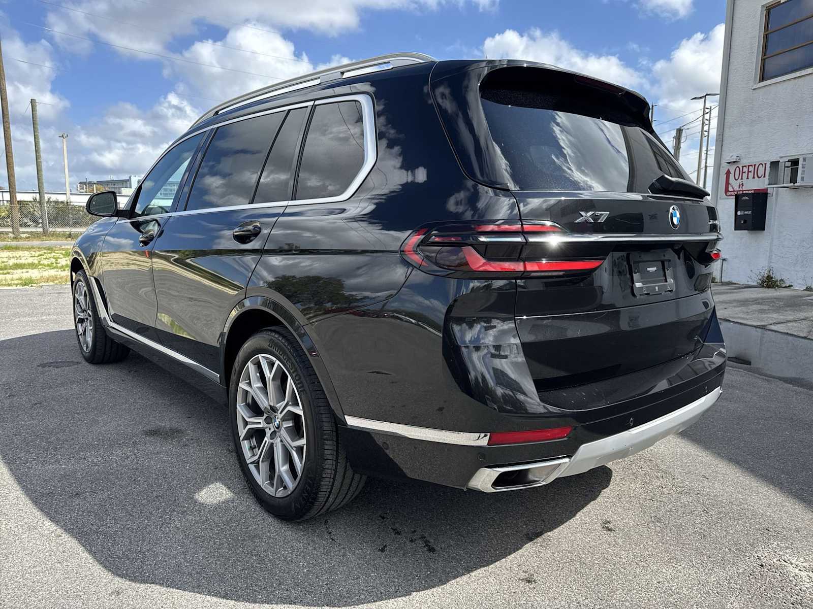 Thumbnail: 2023 BMW X7 - 4