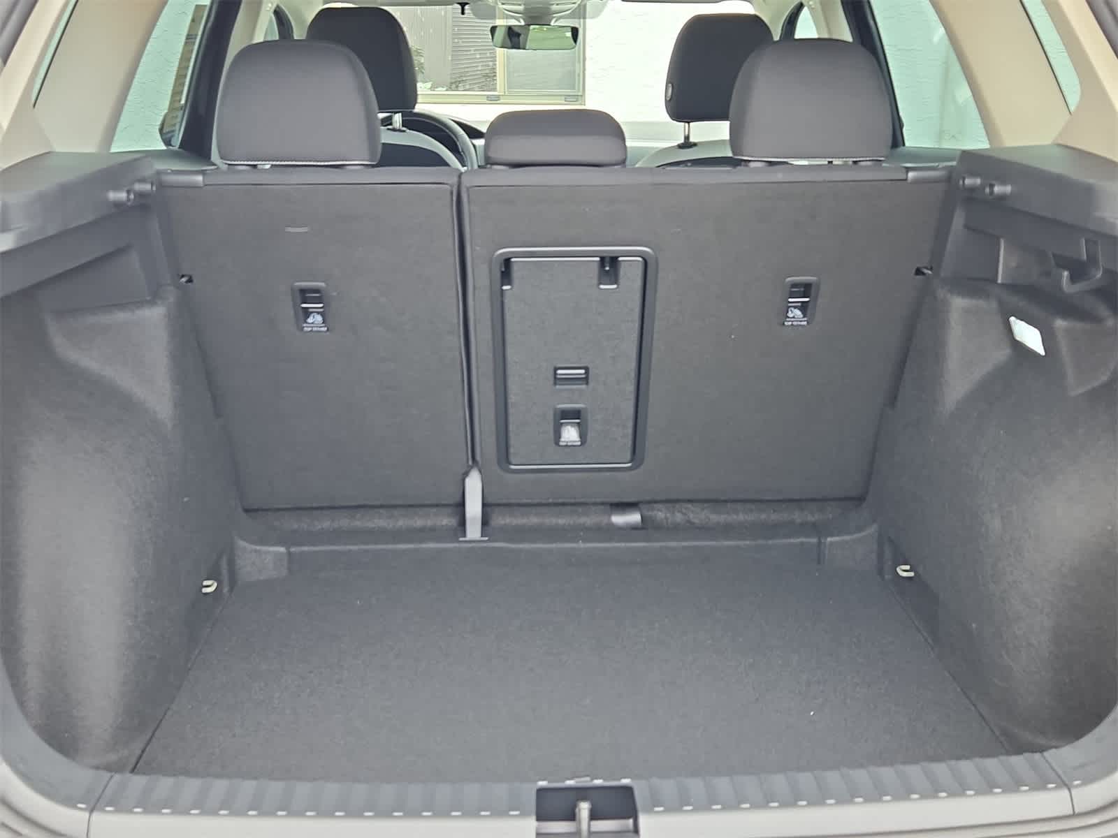 Thumbnail: 2025 Volkswagen Taos - 32