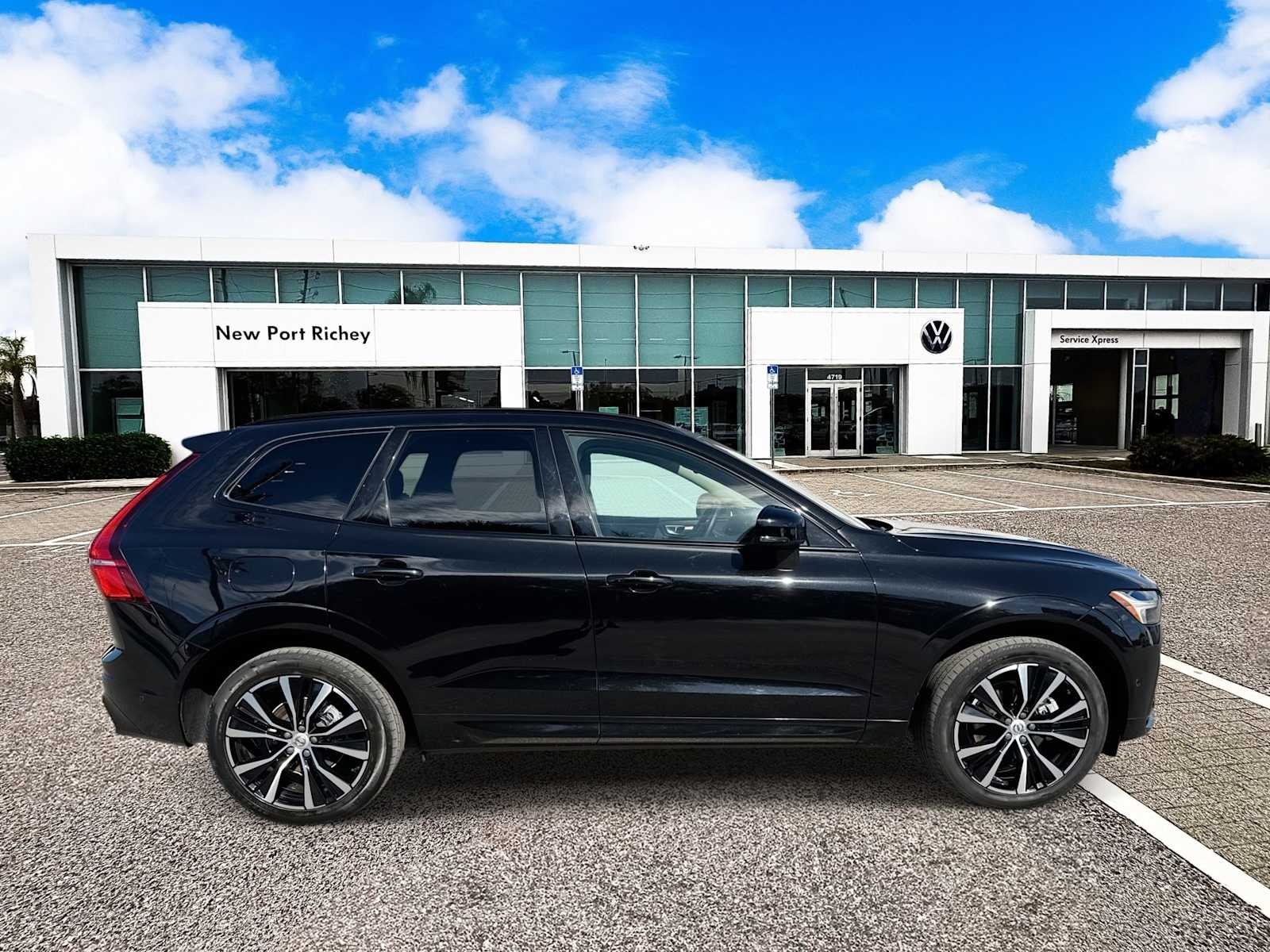 Thumbnail: 2023 Volvo XC60 - 9