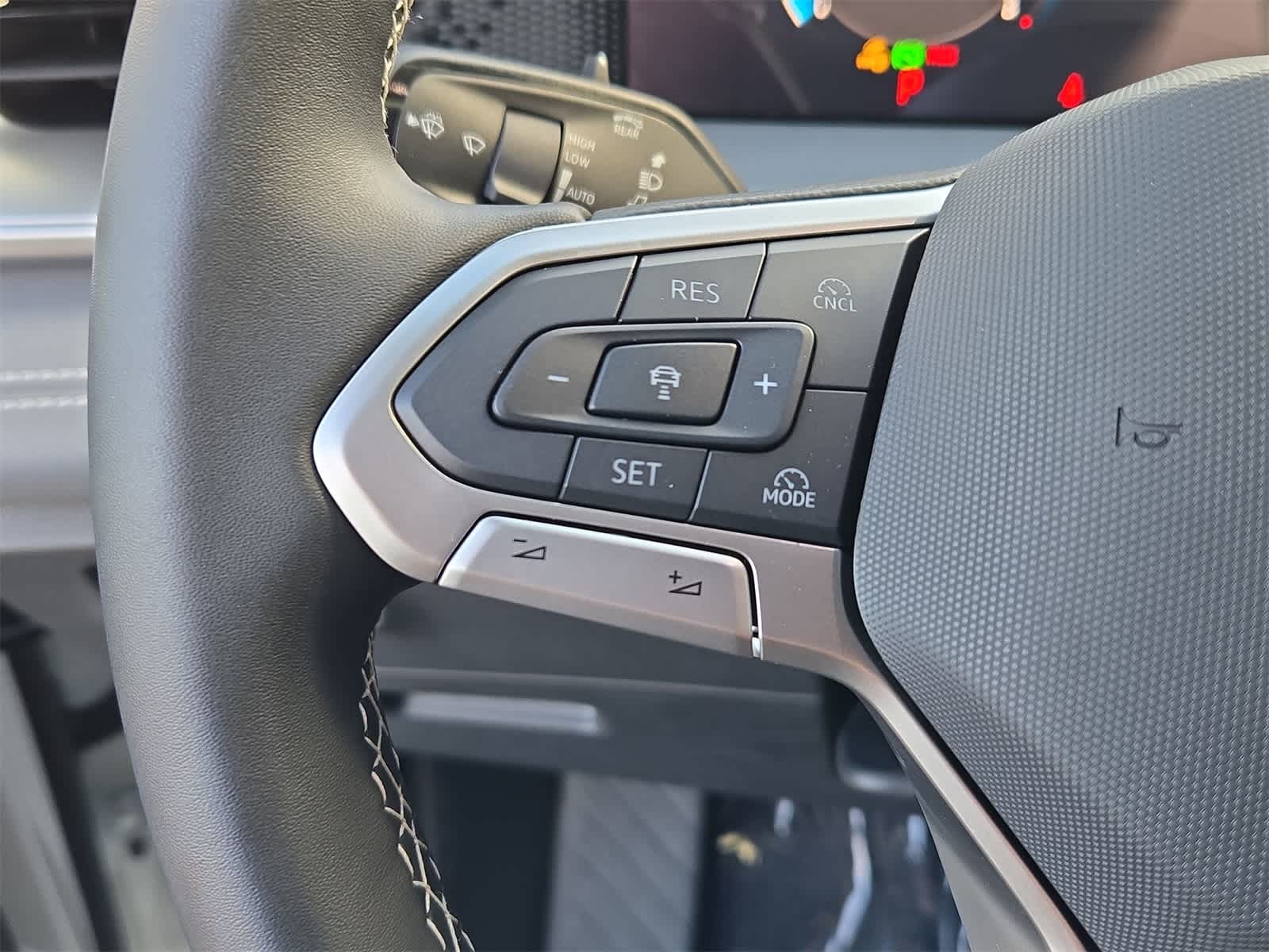 Thumbnail: 2025 Volkswagen Tiguan - 25