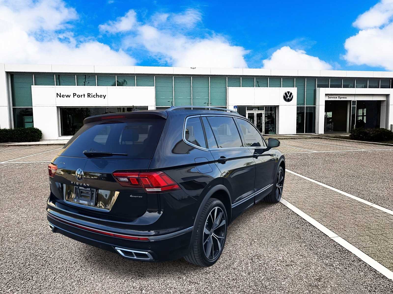 Thumbnail: 2023 Volkswagen Tiguan - 8