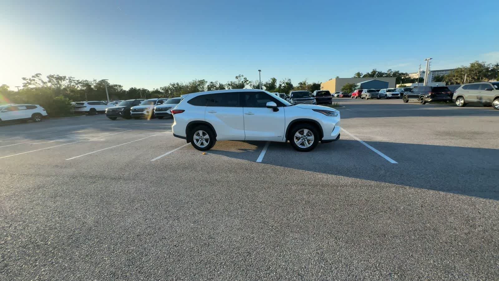 Thumbnail: 2022 Toyota Highlander - 8
