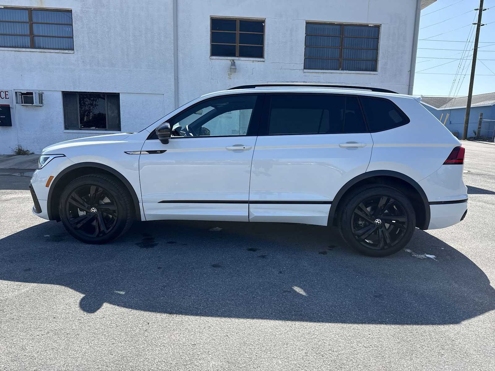 Thumbnail: 2023 Volkswagen Tiguan - 11