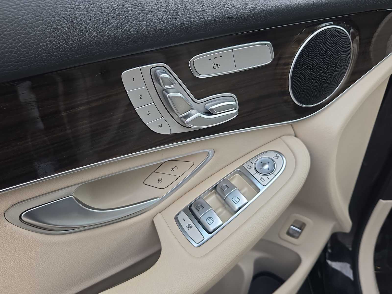 Thumbnail: 2022 Mercedes-Benz GLC - 33