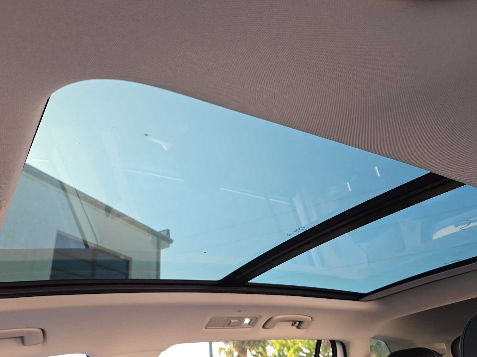 Thumbnail: 2022 Volkswagen Tiguan - 18