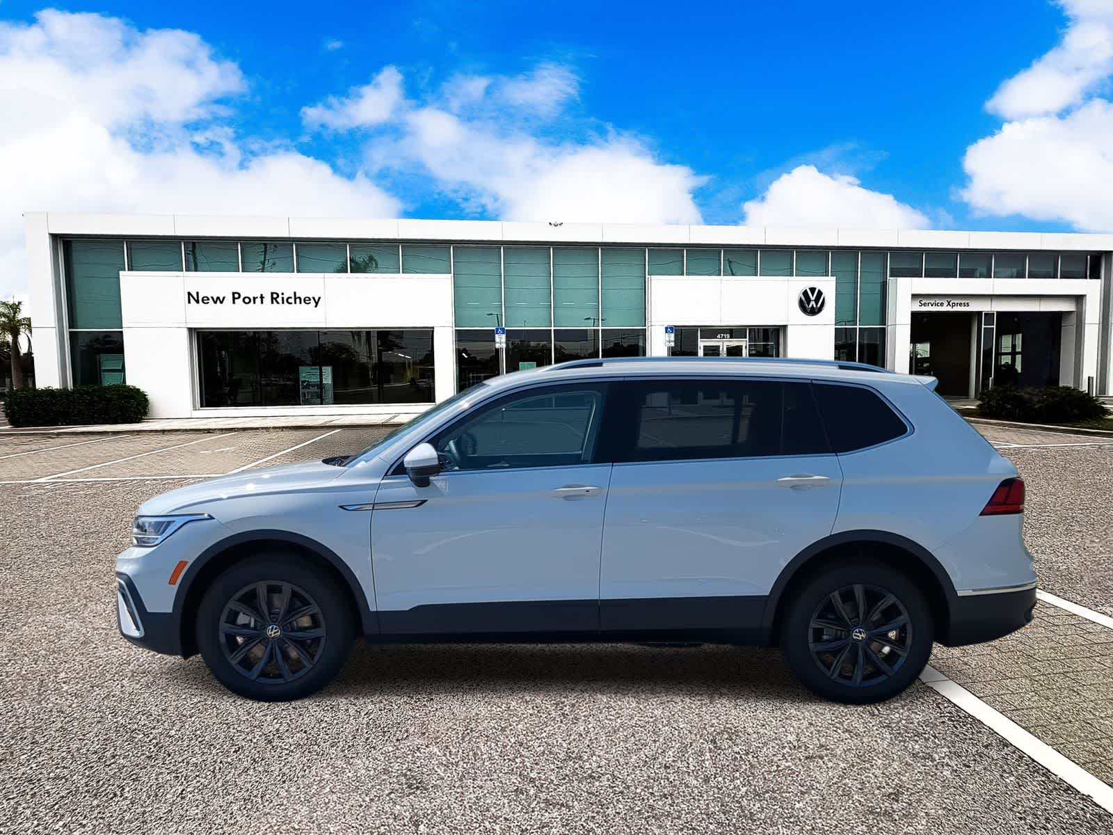 Thumbnail: 2024 Volkswagen Tiguan - 4