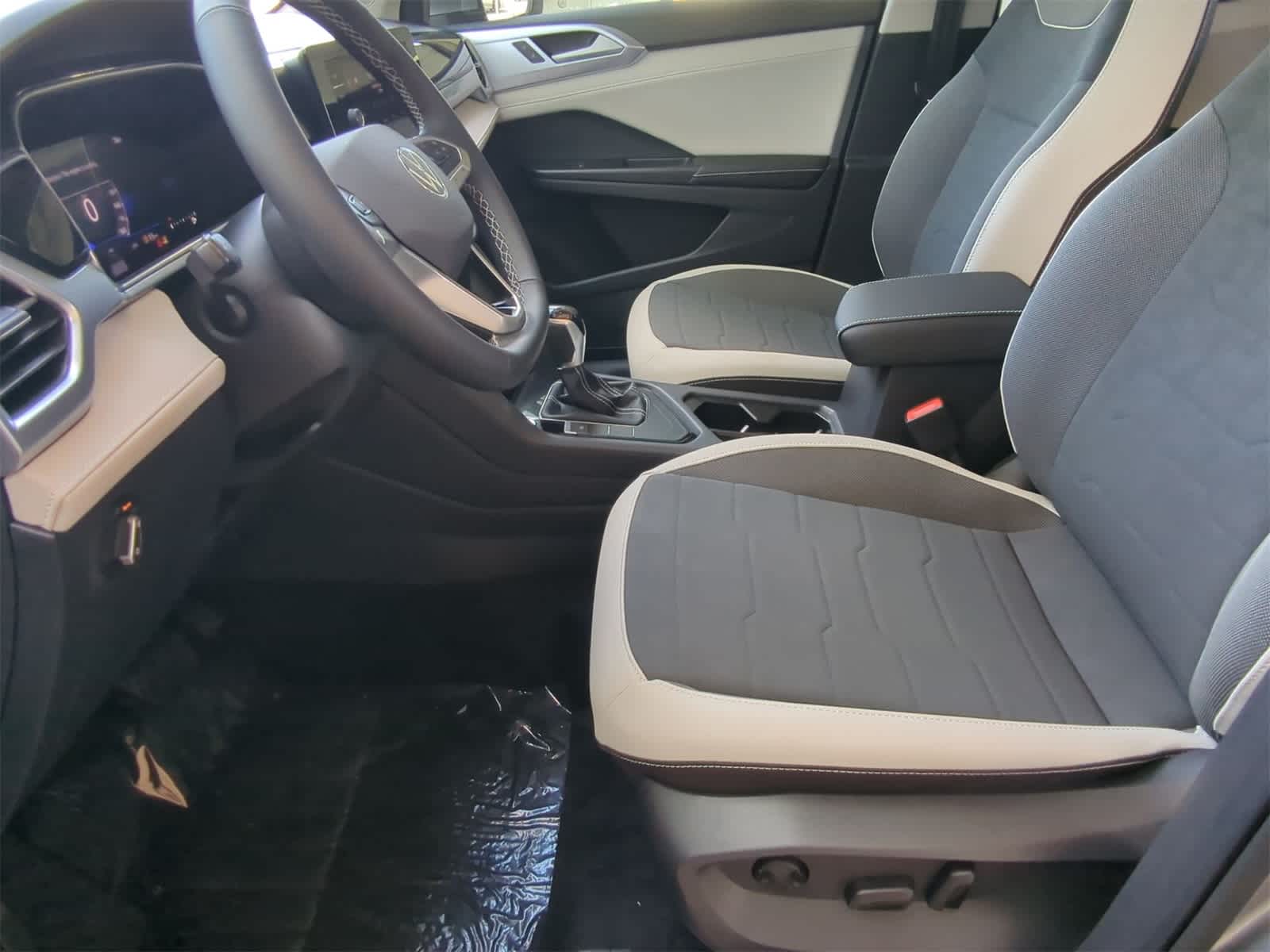 Thumbnail: 2025 Volkswagen Taos - 17