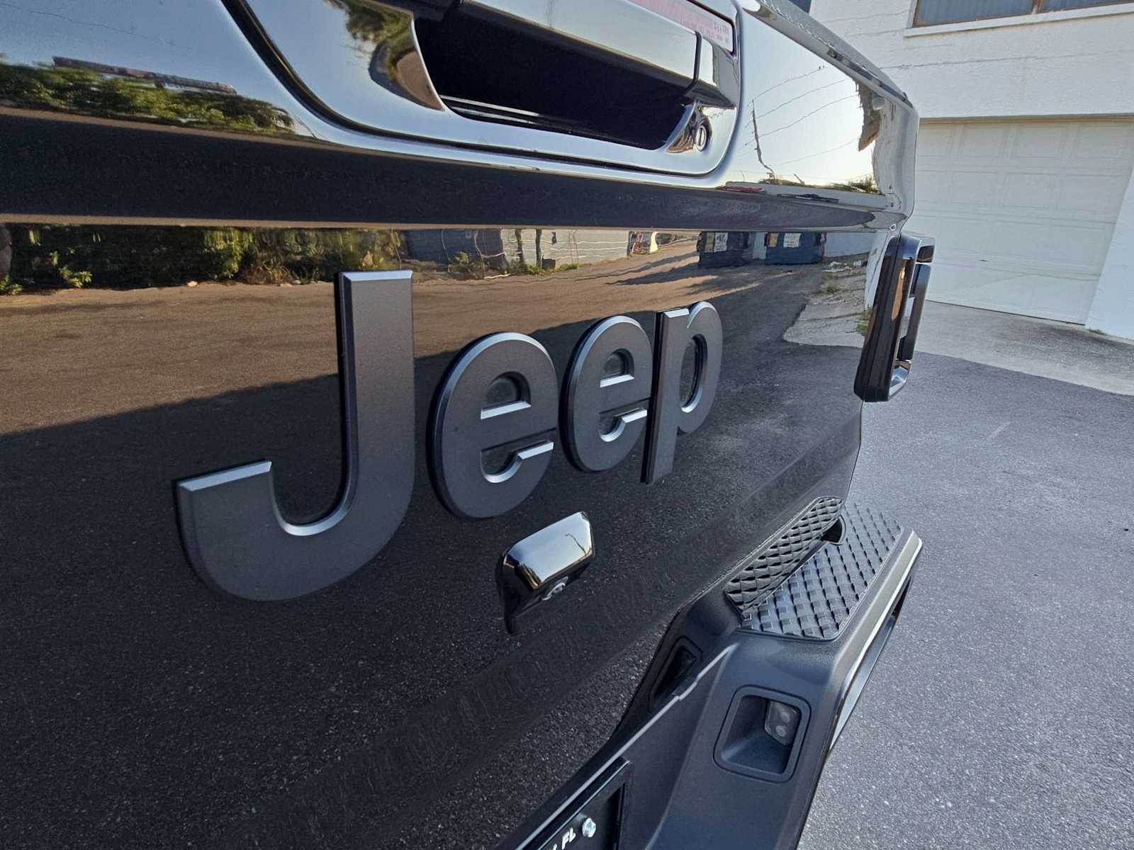 Thumbnail: 2023 Jeep Gladiator - 12