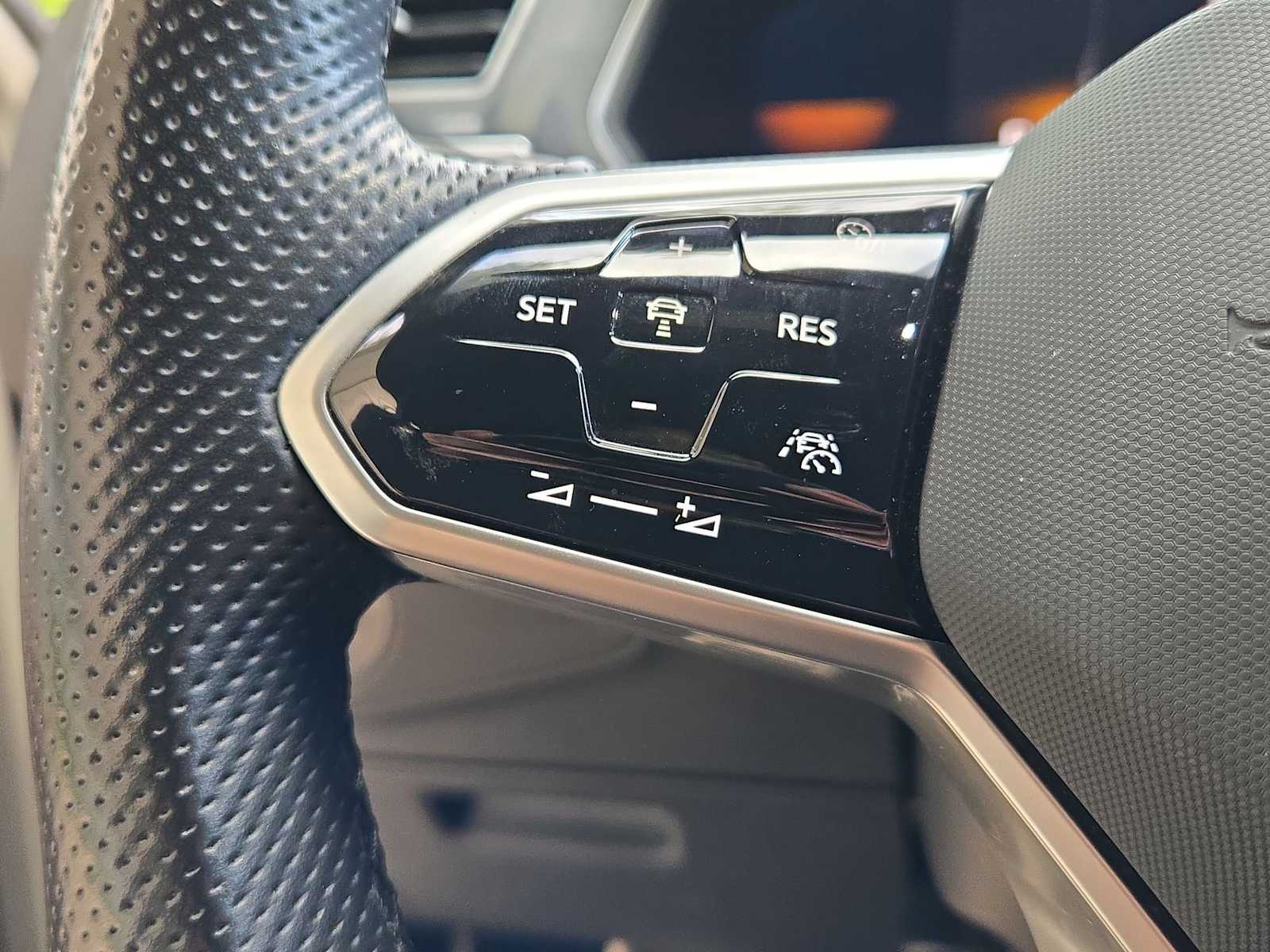 Thumbnail: 2022 Volkswagen Tiguan - 24