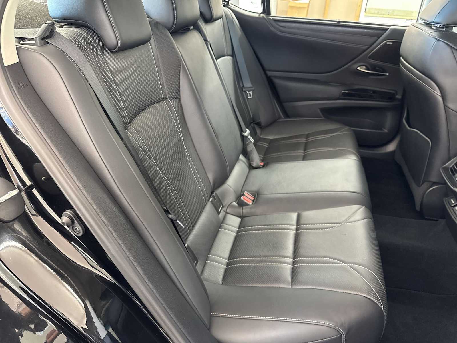 Thumbnail: 2022 Lexus ES - 19