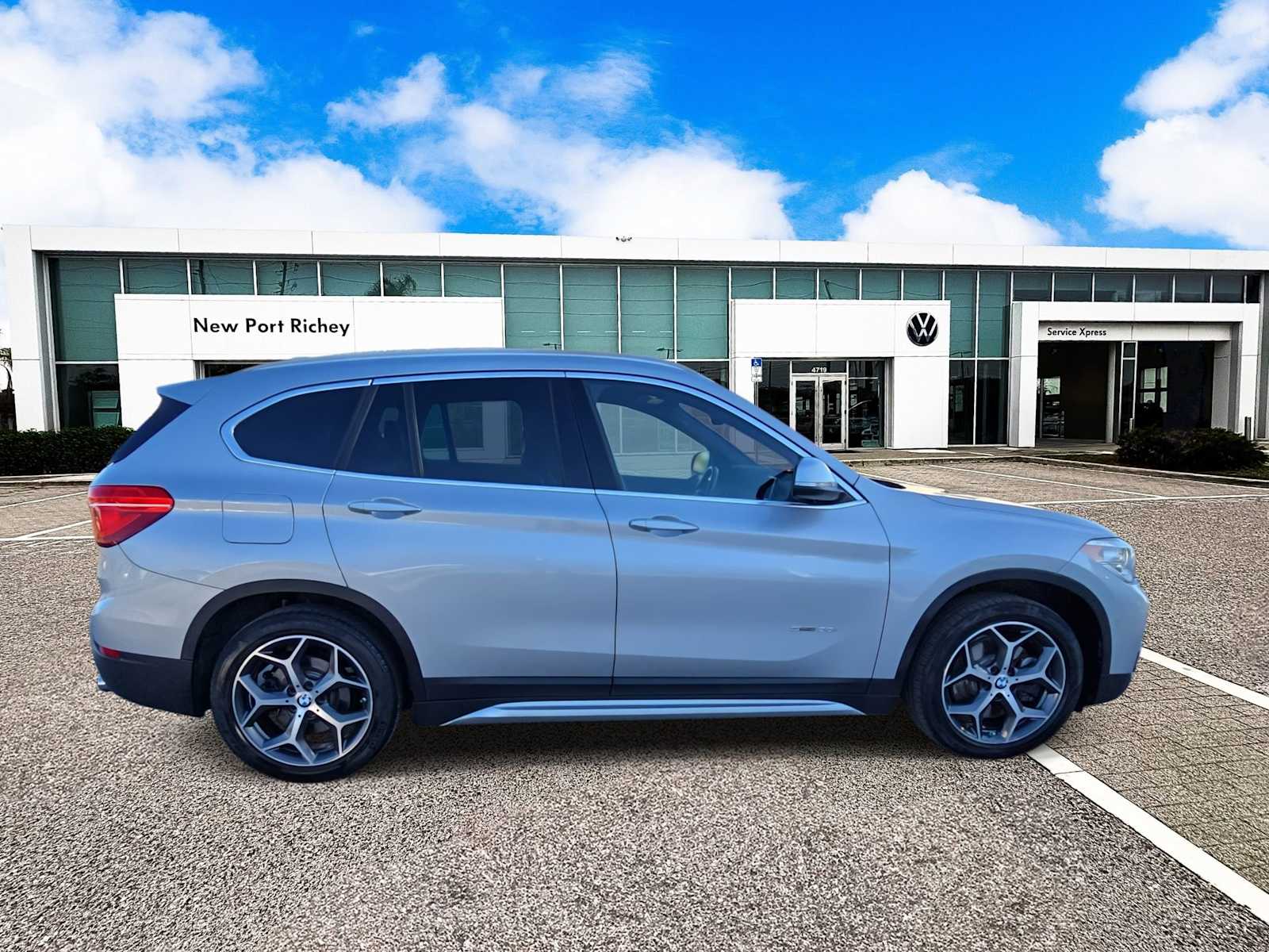 Thumbnail: 2017 BMW X1 - 9
