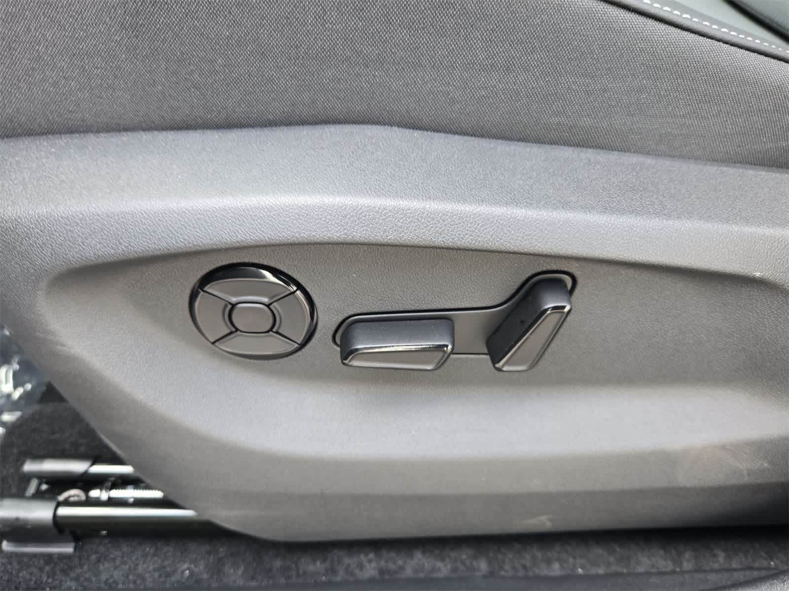 Thumbnail: 2025 Volkswagen Tiguan - 18