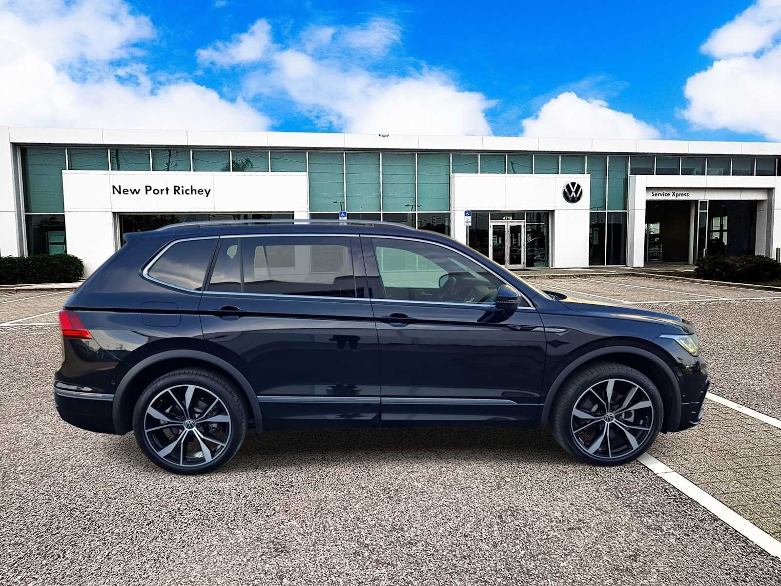 Thumbnail: 2023 Volkswagen Tiguan - 9