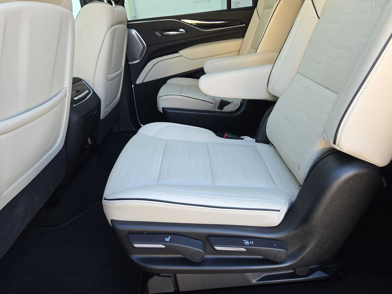 Thumbnail: 2021 Cadillac Escalade - 20